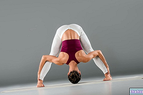 Yogastillinger: fremadbøjning i torsion og med benene fra hinanden