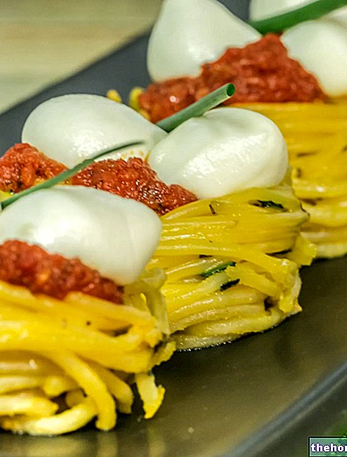 Гнізда спагетті з помідорами та моцарелою