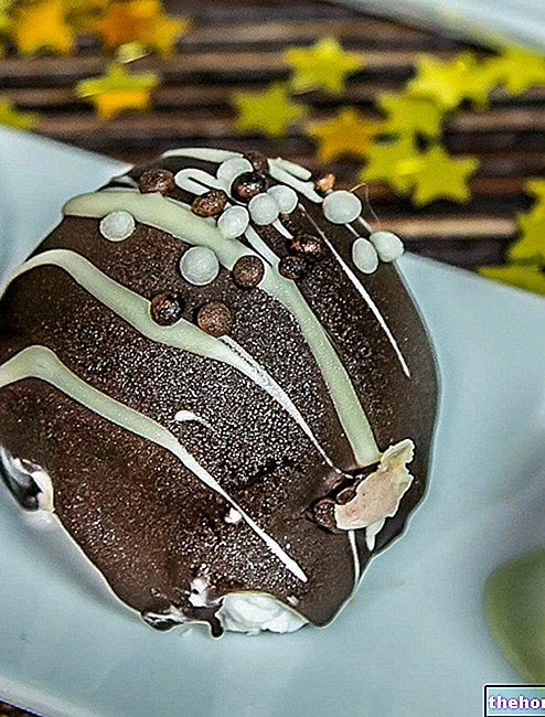 चॉकलेट से ढके आइसक्रीम बॉल्स