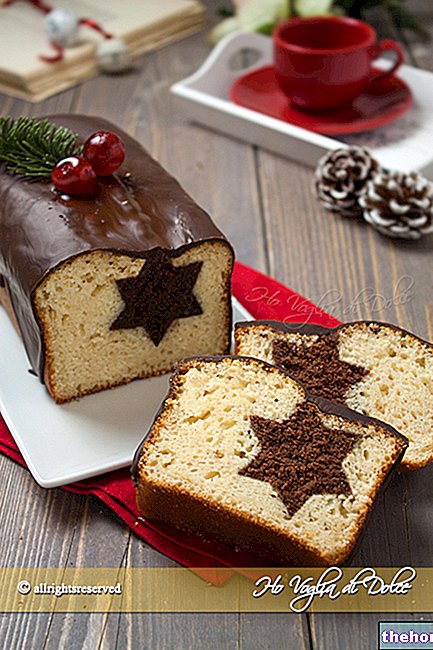 별 필링을 곁들인 매우 부드러운 크리스마스 매실 케이크