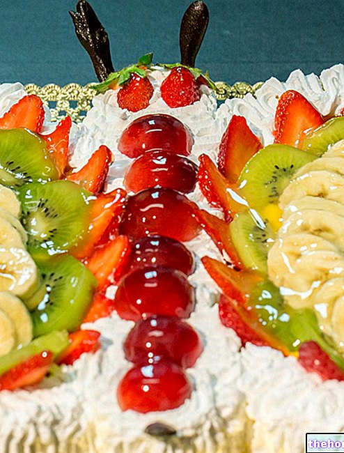 क्रीम और फलों के साथ बटरफ्लाई केक