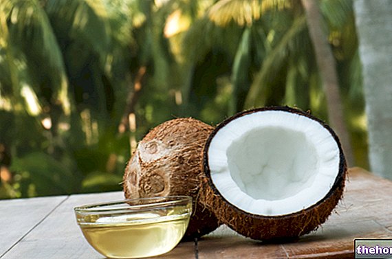 चेहरे और बालों के लिए नारियल का तेल: कौन सा खरीदना है?