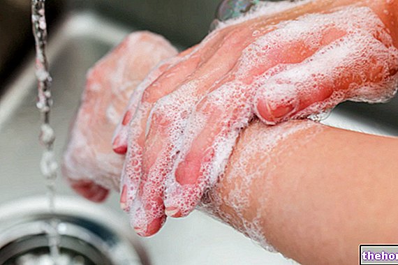 Vask dine hænder med sæbe eller desinfektionsgel: Hvad er bedre?