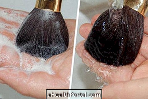Comment nettoyer les pinceaux de maquillage pour prévenir la teigne sur le visage